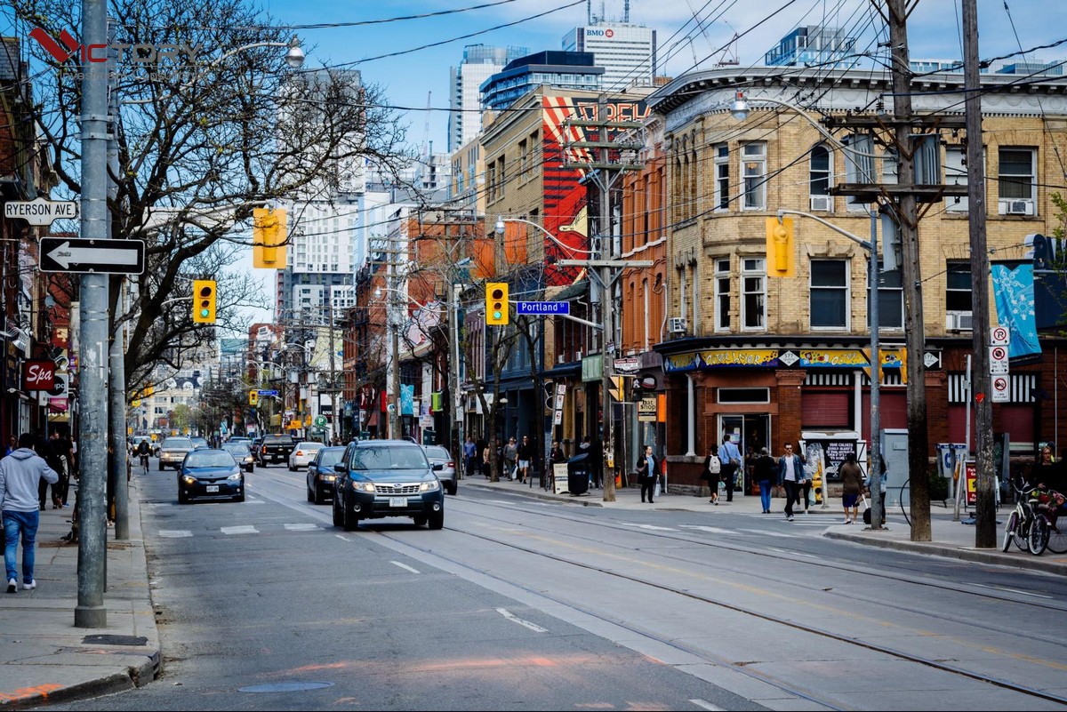 chi-phi-song-tai-toronto